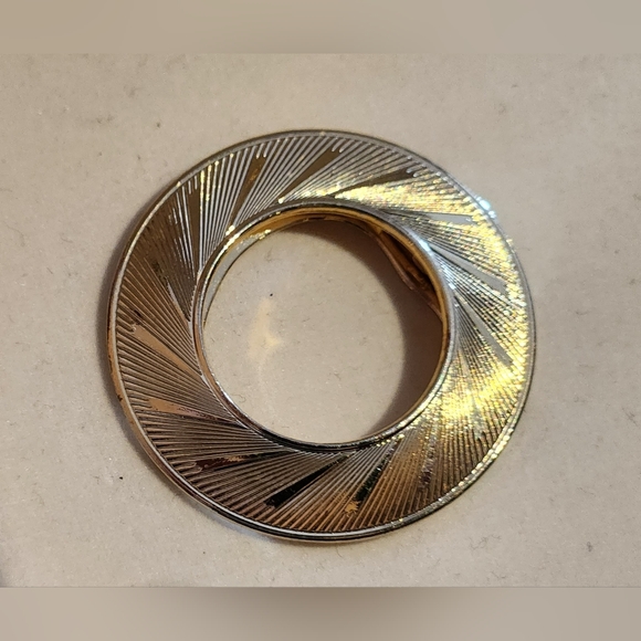 Scarf Clip / Leiba Gold Tone Round Wreath Shaped - Picture 4 of 4